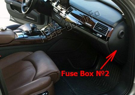 Audi A8 / S8 (D4 / 4H; 2011, 2012, 2013, 2014, 2015, 2016, 2017) Position des Sicherungskastens Position des Sicherungskastens im Fahrgastraum: Audi A8 / S8 (D4 / 4H; 2011, 2012, 2013, 2014, 2015, 2016, 2017)