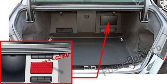 Audi A8 / S8 (D4 / 4H; 2011, 2012, 2013, 2014, 2015, 2016, 2017) Position des Sicherungskastens Position des Sicherungskastens im Kofferraum: Audi A8 / S8 (D4 / 4H; 2011, 2012, 2013, 2014, 2015, 2016, 2017)