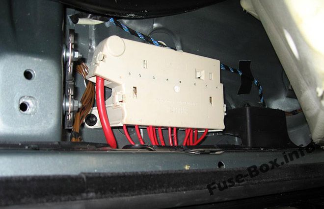 Block im Fußraum: BMW 5er (1996, 1997, 1998, 1999, 2000, 2001, 2002, 2003)