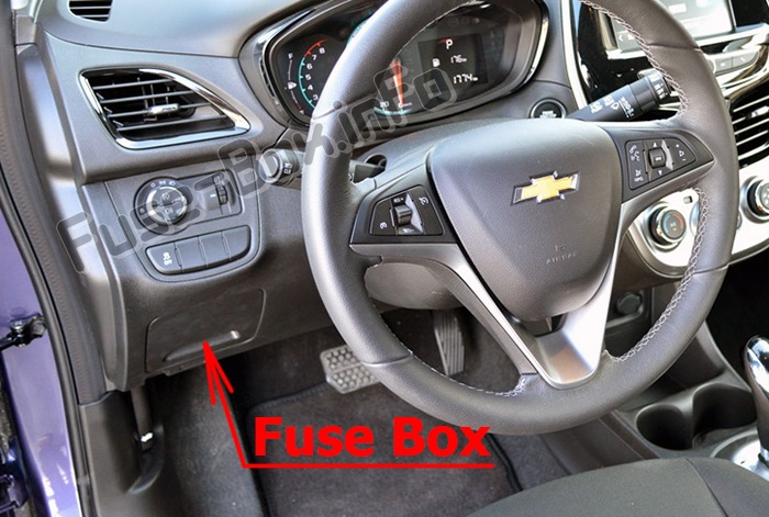 Die Position der Sicherungen im Fahrgastraum: Chevrolet Spark (M400; 2016-2019..) Position des Sicherungskastens im Fahrgastraum: Chevrolet Spark (M400; 2016-2019..)