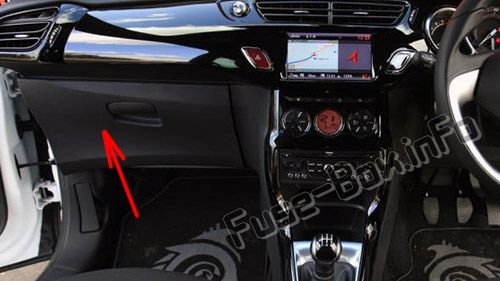 Position des Sicherungskastens im Fahrgastraum (RHD): Citroen DS3 (2009-2016)