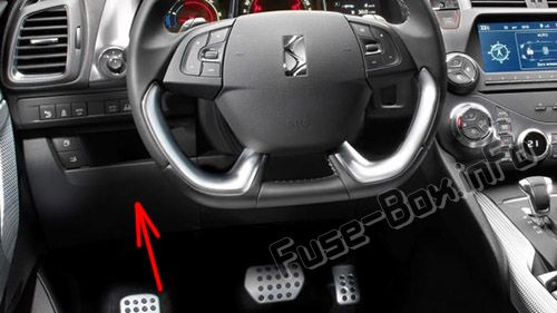 Position des Sicherungskastens im Fahrgastraum (RHD): Citroen DS5 (2012-2016)