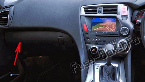 Position des Sicherungskastens im Fahrgastraum (RHD): Citroen DS5 (2012-2016)