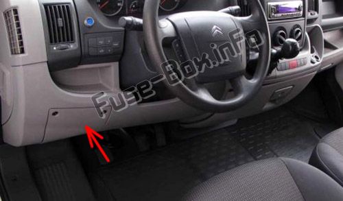 Position des Sicherungskastens im Fahrgastraum (LHD): Peugeot Boxer (2006-2018)