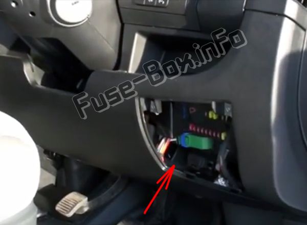 Position des Sicherungskastens im Fahrgastraum (RHD): Peugeot Boxer (2006-2018)