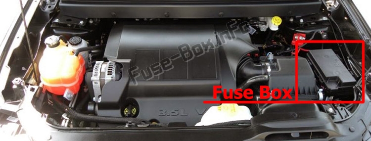 Position des Sicherungskastens im Motorraum: Dodge Journey (2009-2010)