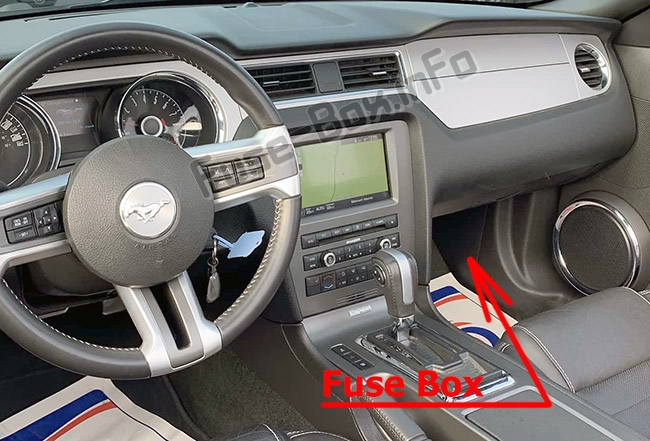 Position des Sicherungskastens im Fahrgastraum: Ford Mustang (2010-2014)