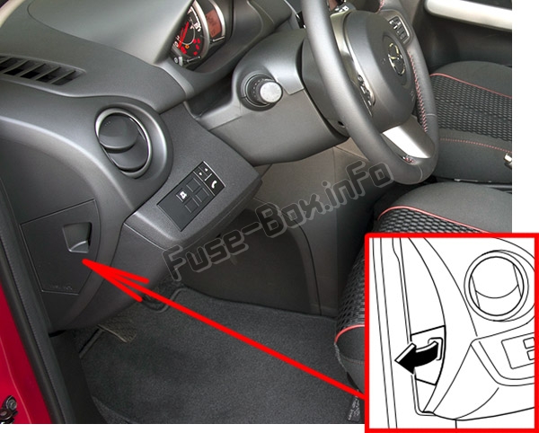 Position des Sicherungskastens im Fahrgastraum: Mazda 2 (DE; 2007-2014)