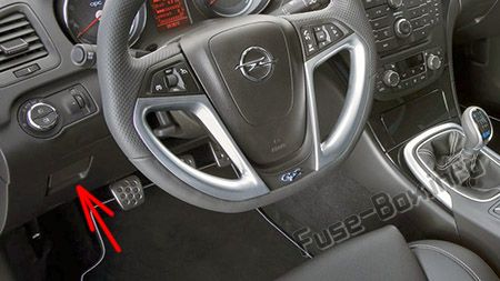 Position des Sicherungskastens im Fahrgastraum (LHD): Opel / Vauxhall Zafira Tourer C (2011-2017)