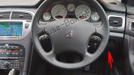 Position des Sicherungskastens im Fahrgastraum (RHD): Peugeot 607 (2000-2010)