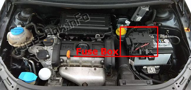 Position des Sicherungskastens im Motorraum (MT, DSG): Skoda Roomster (2006-2015)