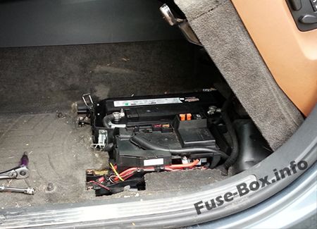 Vorsicherungskasten unter dem Fahrersitz: Volkswagen Touareg (2006-2010)